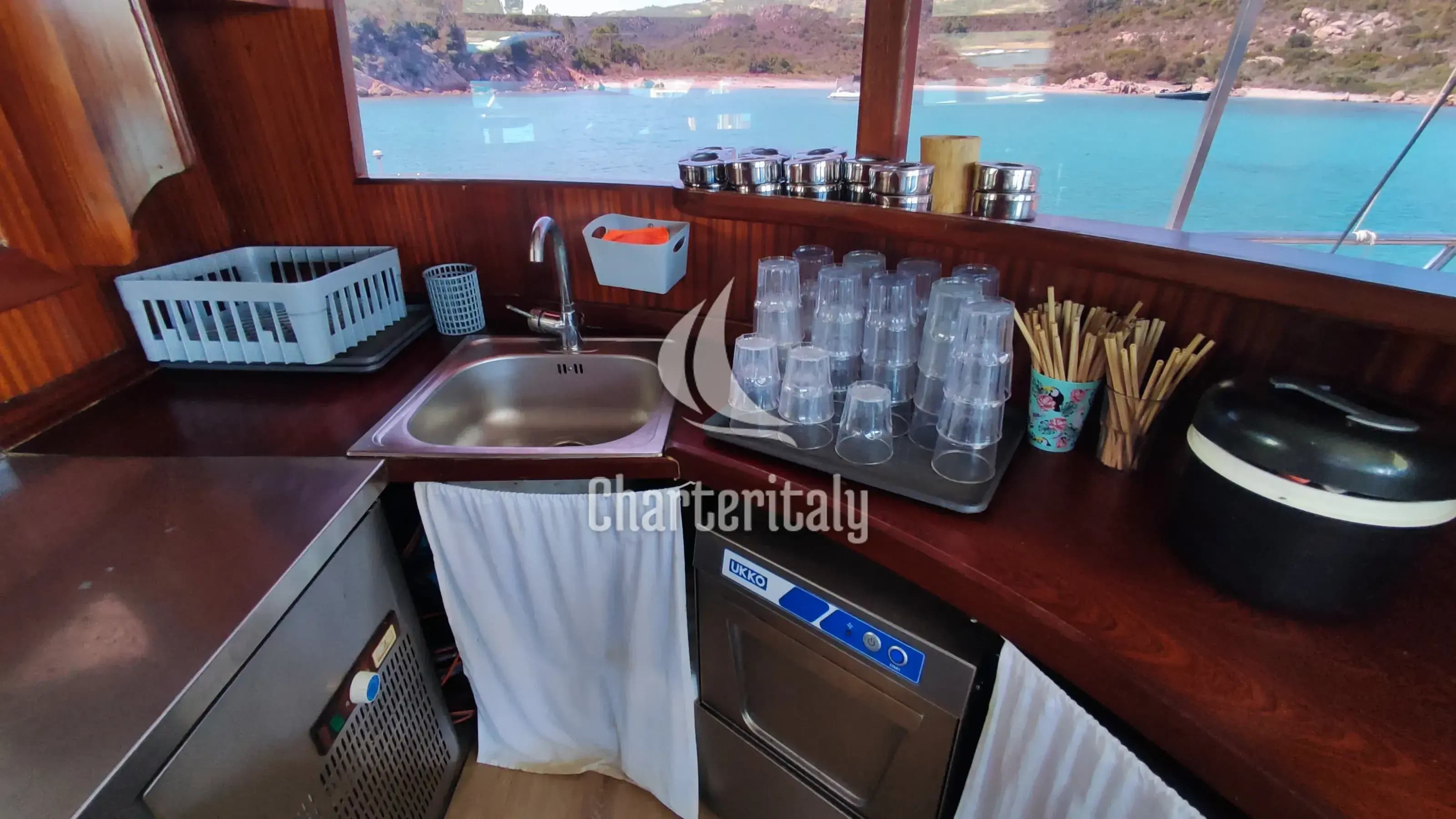 Catamaran - Gold Wind - 31