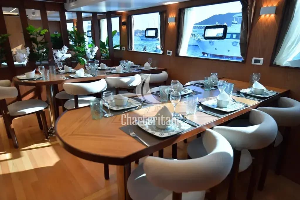 Luxury Motor Yacht - Twin bed cabin lower deck 1 - 15