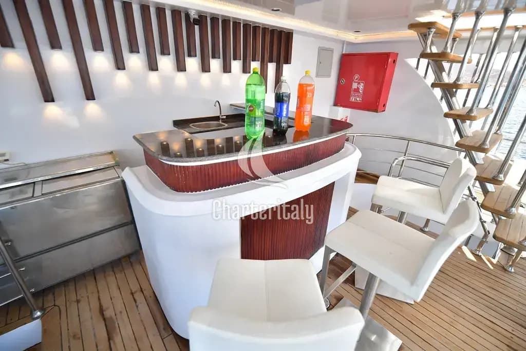Luxury Motor Yacht - Twin bed cabin lower deck 1 - 2