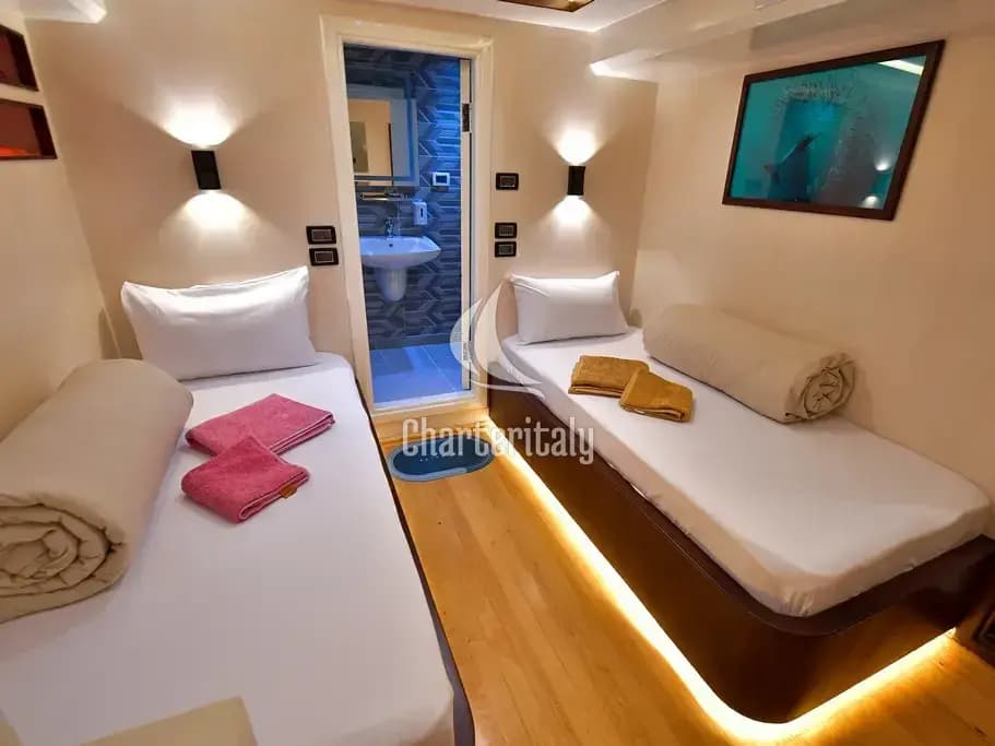 Luxury Motor Yacht - Twin bed cabin lower deck 1 - 10