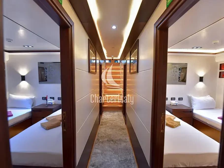 Luxury Motor Yacht - Twin bed cabin lower deck 1 - 11