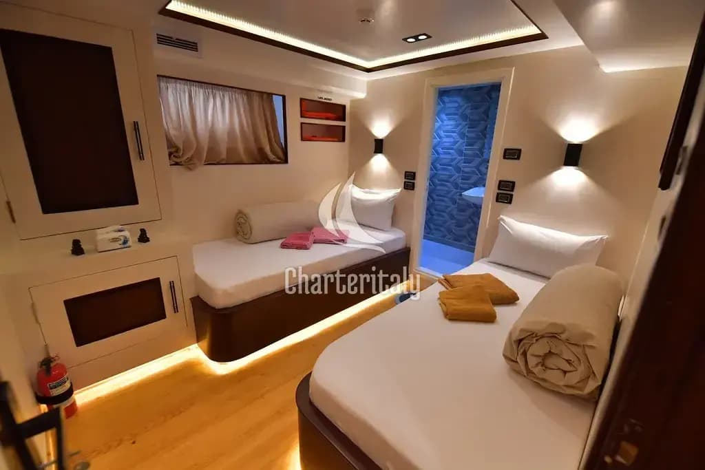 Luxury Motor Yacht - Twin bed cabin lower deck 1 - 13