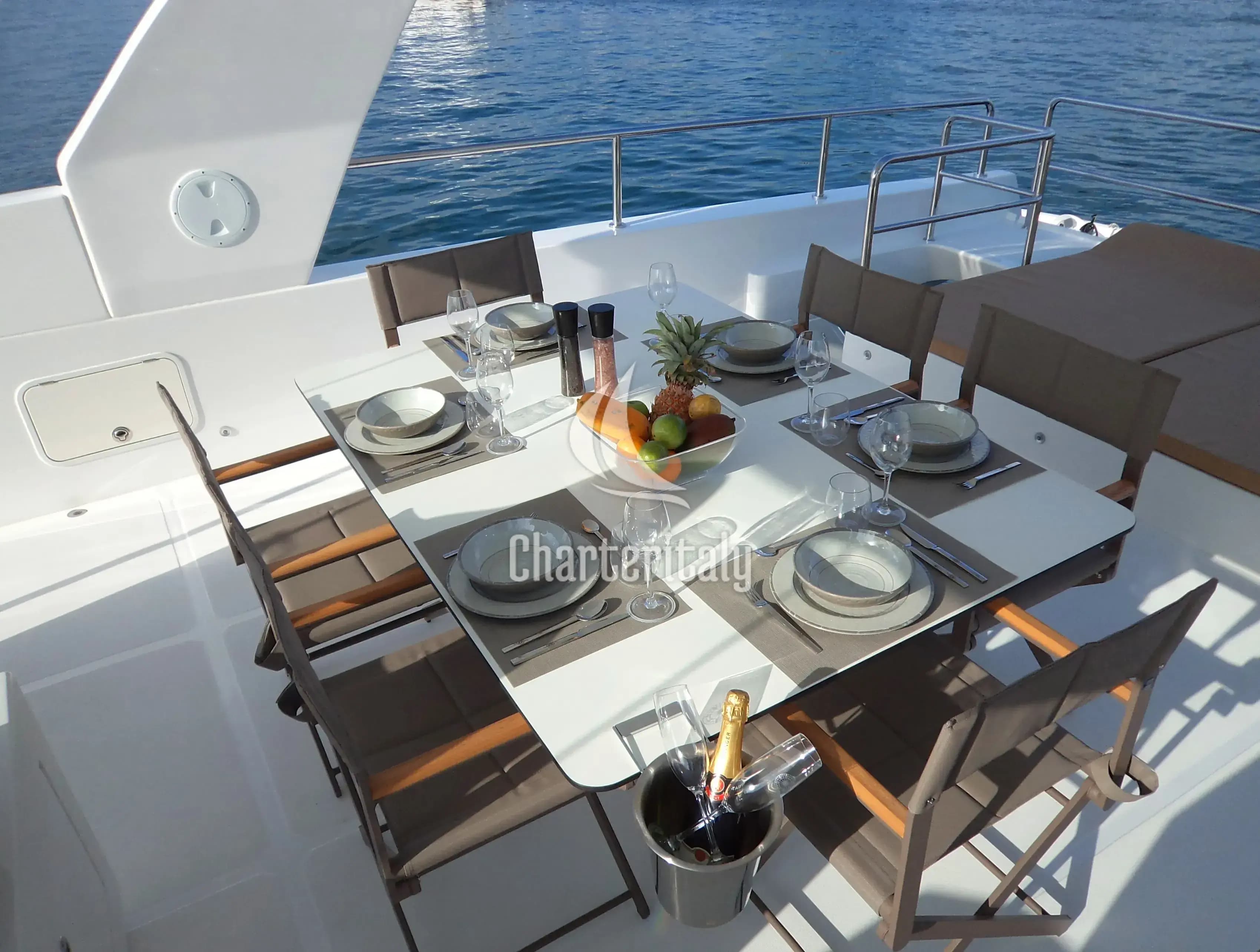 Power Catamaran - Over Reef - 13