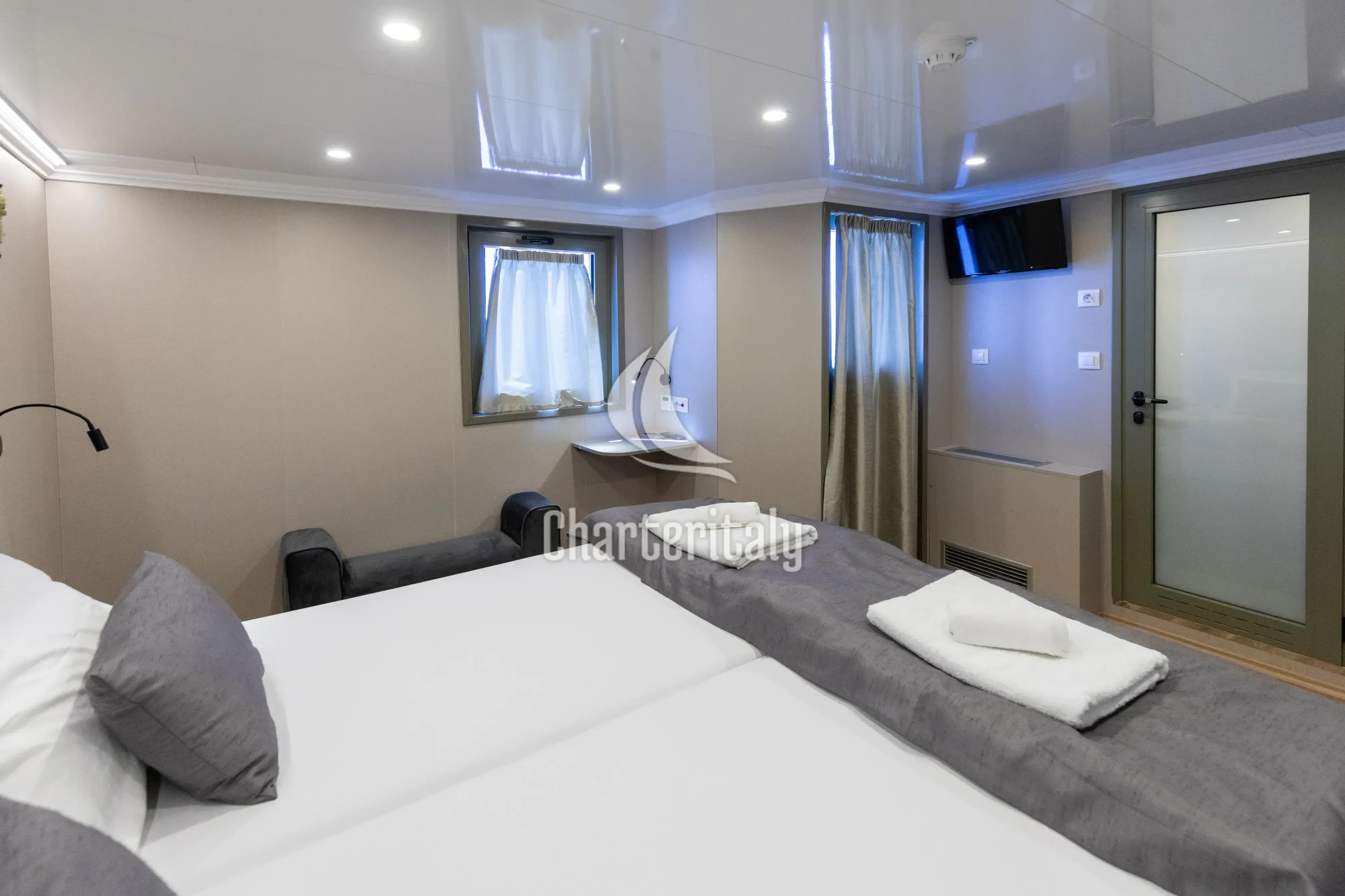 Luxury Motor Yacht - Antaris - 12