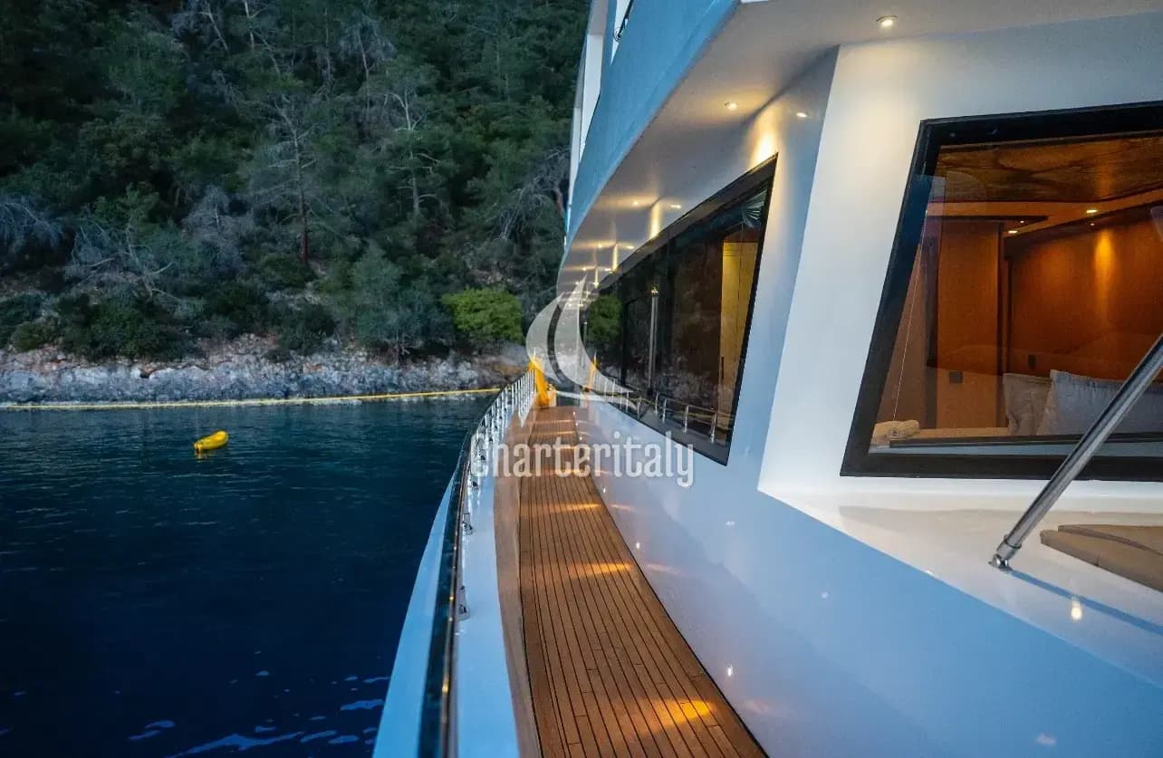 Motoryacht - Lila Trawler - 13