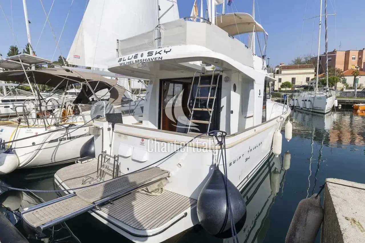 Swift Trawler 34 Fly - Blue Sky - 6