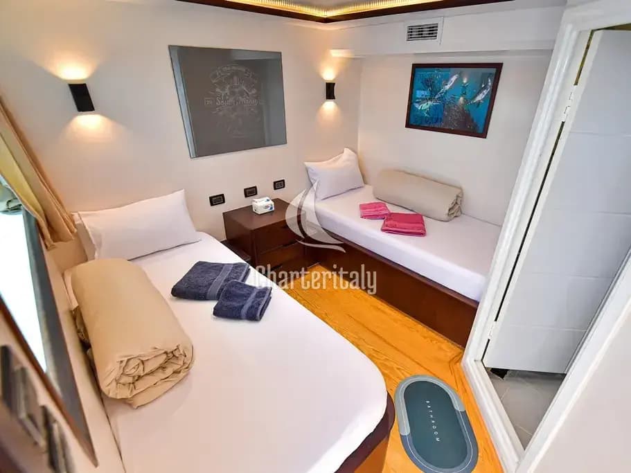 Luxury Motor Yacht - Twin bed cabin lower deck 3 - 25