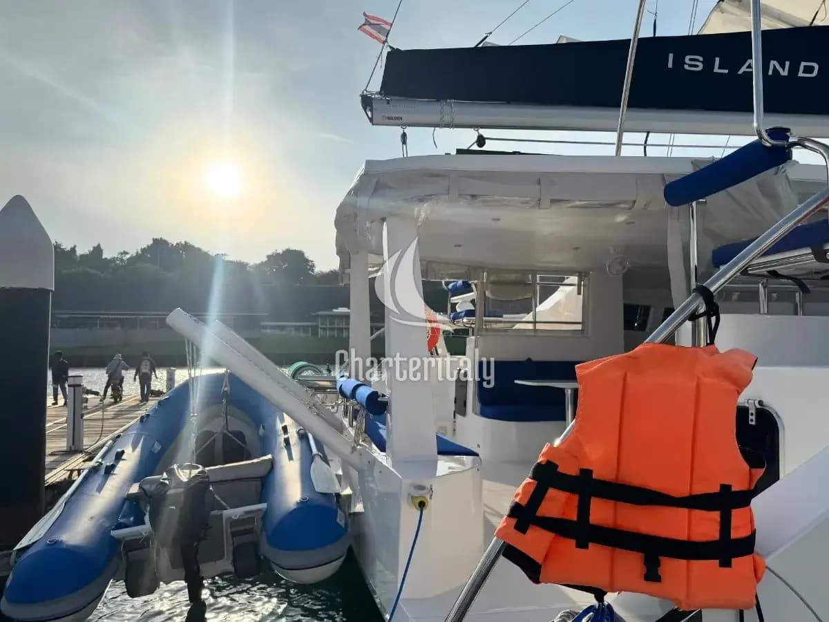 Island Spirit 410 - Isle Phantom - 31