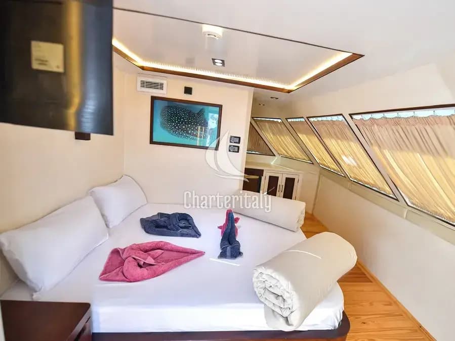 Luxury Motor Yacht - Luxury suite upper deck - 26