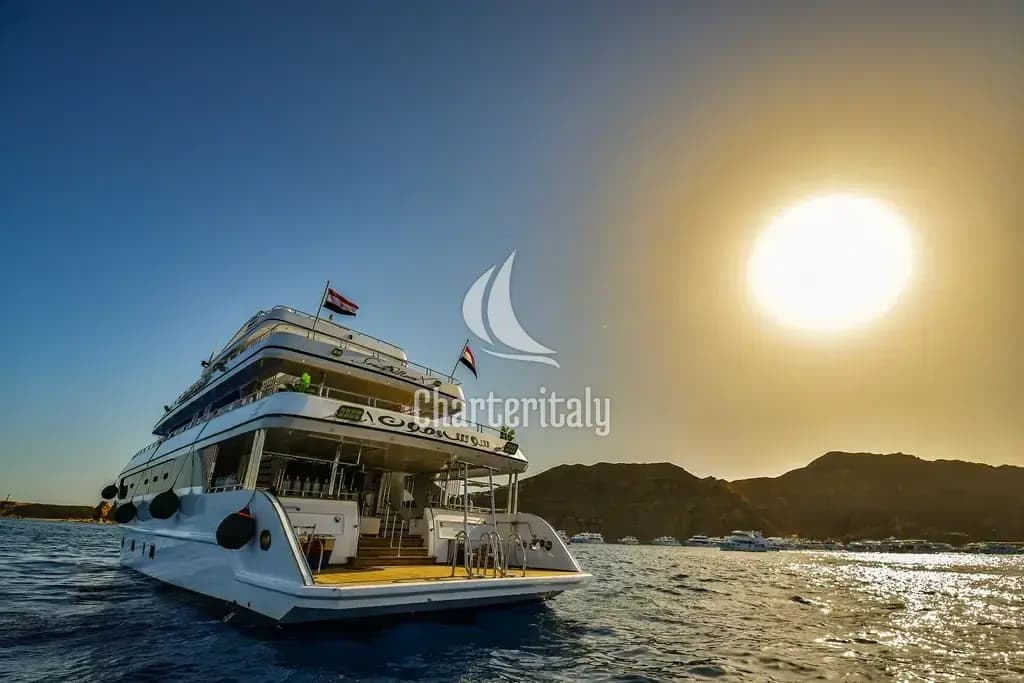 Luxury Motor Yacht - Twin bed cabin lower deck 4 - 15